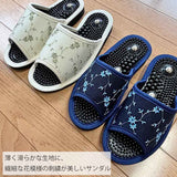 薄く滑らかな生地に繊細な花模様の刺繍が美しいサンダル