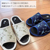 草花柄の刺繍生地をアッパーに贅沢に使用しました
