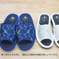 繊細な花模様の刺繍が美しいサンダルです