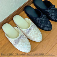 華やかで優美な印象のレース生地を使用しています